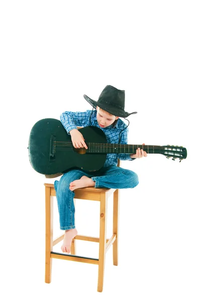 Il ragazzo con una chitarra nera — Foto Stock