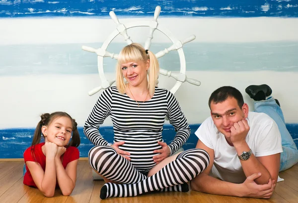 Lycklig familj väntar det andra barnet — Stockfoto