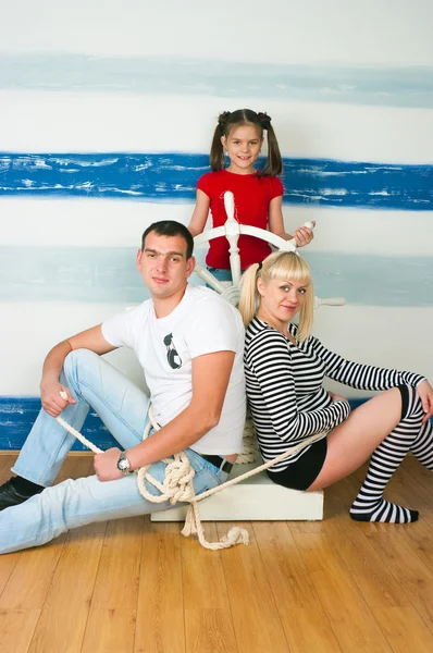 Família feliz esperando o segundo filho — Fotografia de Stock