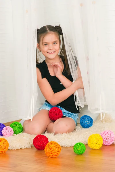 Menina com bolas multi-coloridas — Fotografia de Stock