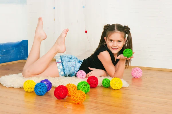 çok renkli topları ile kız