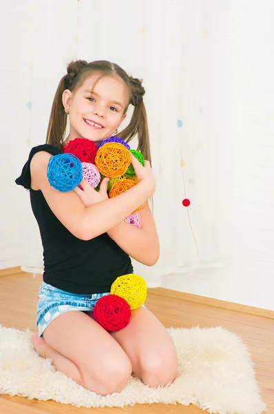 Ragazza con palle multicolori — Foto Stock