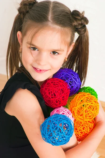 Meisje met multi-gekleurde ballen — Stockfoto