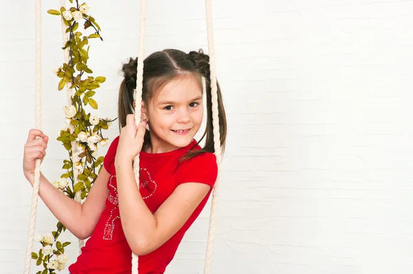 Menina bonita em uma camiseta vermelha — Fotografia de Stock