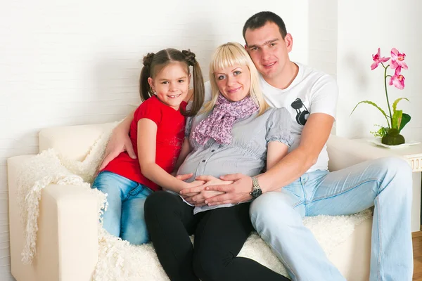 Família feliz esperando o segundo filho — Fotografia de Stock