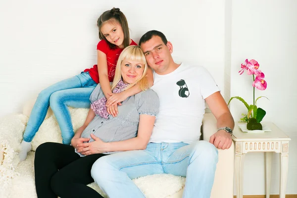 Familia feliz esperando el segundo hijo — Foto de Stock
