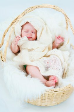 Sepet içinde çocuk