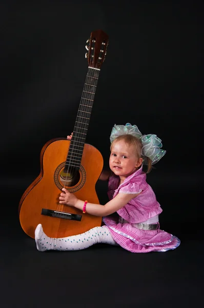 Flicka med gitarr — Stockfoto