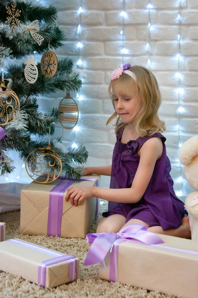 Meisje en Kerstmis geschenken — Stockfoto