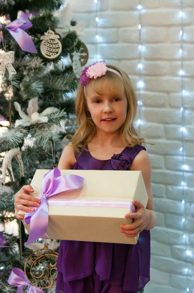 Flicka och jul gåvor — Stockfoto