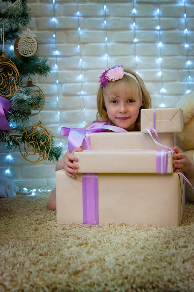 Fille et cadeaux de Noël — Photo