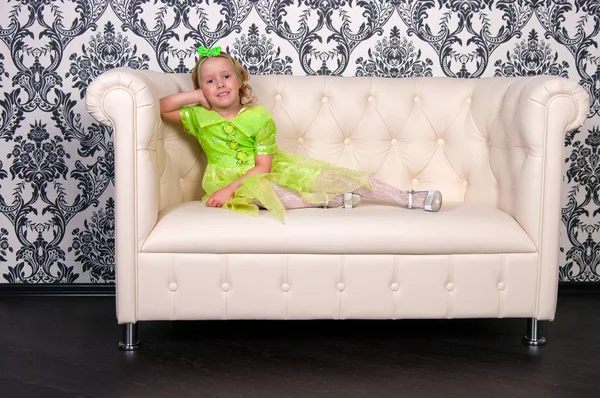 Flicka och läder soffa — Stockfoto
