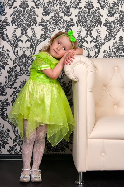 Girl and leather sofa — Stock Photo, Image