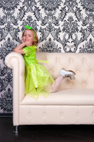 Meisje en lederen sofa — Stockfoto