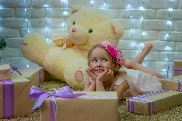 Lány és a karácsonyi ajándékok Jogdíjmentes Stock Képek