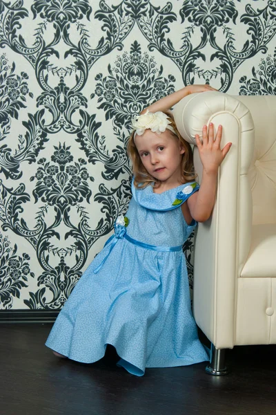 Girl and leather sofa — Stock Photo, Image