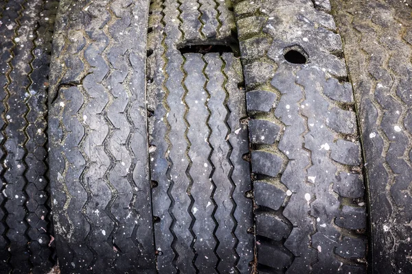 포트에 오래 된 타이어 — 스톡 사진