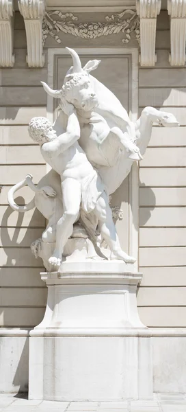 男子摔跤与公牛的雕像 — 图库照片