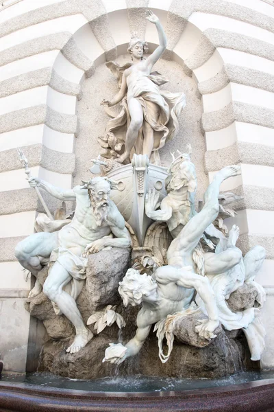 维也纳霍夫堡宫附近的喷泉 — 图库照片