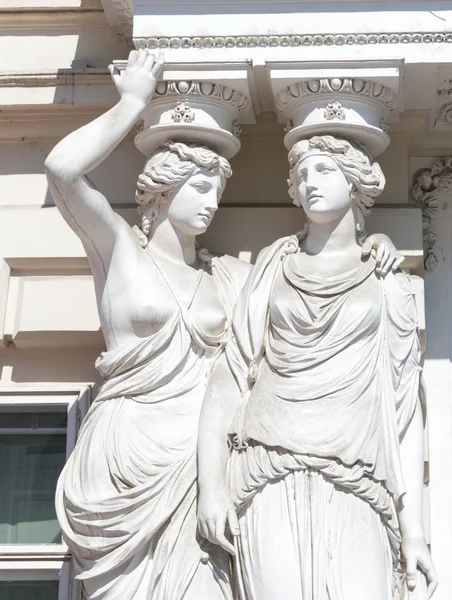 Statue of two women in Vienna — Stock Photo, Image