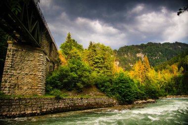 Çalkantılı dağ nehir akan