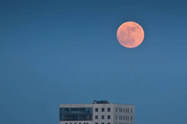 Perigeu lunar peste Varșovia — Fotografie, imagine de stoc