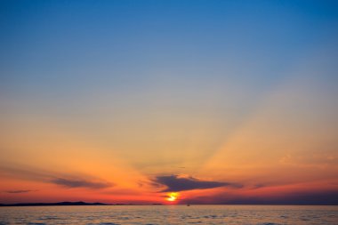 Denizin üzerinde gün batımı