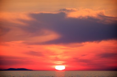 Denizin üzerinde gün batımı