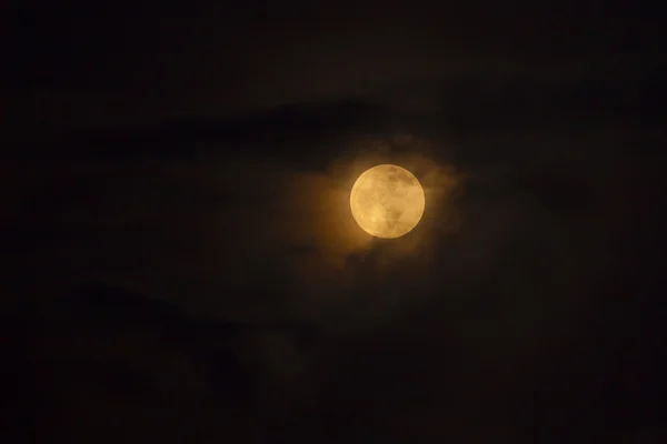 구름 뒤에 보름달이 떠 있다 — 스톡 사진