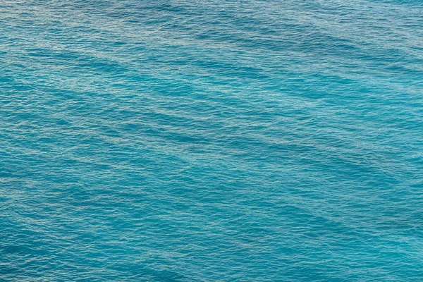 Colpo di fondo di chiara superficie dell'acqua di mare — Foto Stock