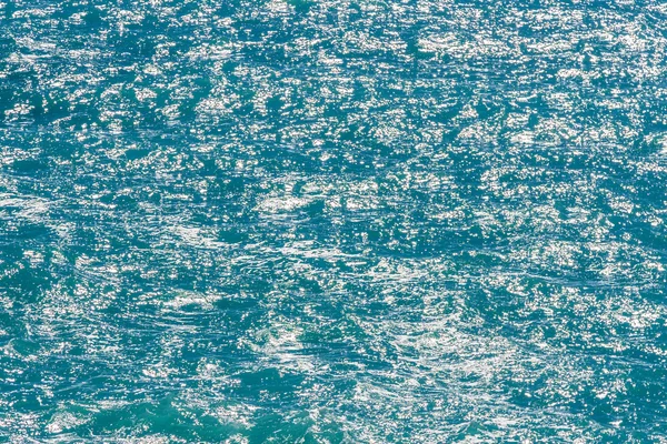 澄んだ海の水の表面の背景ショット — ストック写真