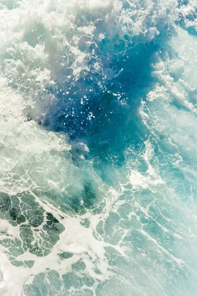 Fotografia de fundo da superfície da água do mar clara — Fotografia de Stock