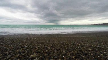 kıyı şeridi ve mavi gökyüzü ile plaj