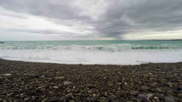 Kıyı şeridi ve mavi gökyüzü ile plaj — Stok video