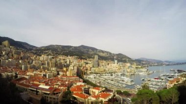 Monaco uçurumlar billowing bulutlar ile