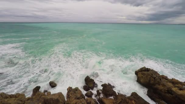 Littoral et plage avec ciel bleu — Video