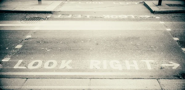 Look right warning painted on a crossing — Stock Photo, Image