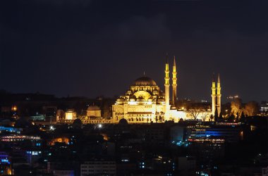 Geceleri Galata kulesinden Boğaziçi'nin havadan görünümü.