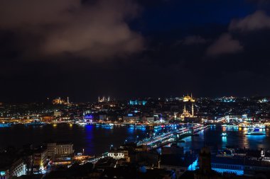 Geceleri Galata kulesinden Boğaziçi'nin havadan görünümü.