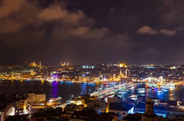 Geceleri Galata kulesinden Boğaziçi'nin havadan görünümü.