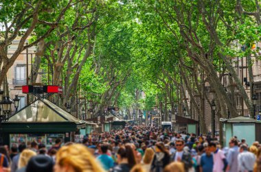 \The meşgul yüksek Caddesi La Rambla Barcelona.