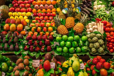 Barselona, İspanya, 3 Mayıs 2015: Mercat de la Boqueria Barcelona, Barcelona konumlar, sebze ve meyve ahır
