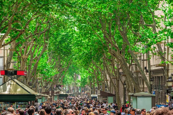 \The busy high street of La Rambla in Barcelona. — Stock Photo, Image