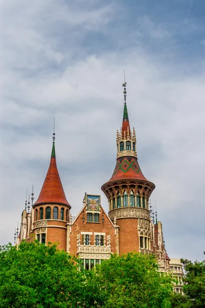 Barcelona, spanien - 2. mai 2015: barcelona attraktionen, traditionelle architekturen in barcelona, katalonien, spanien. — Stockfoto