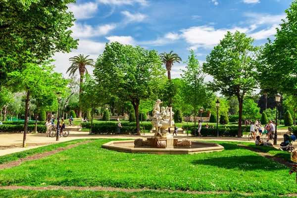 Atracciones en Barcelona, Gente caminando y en bicicleta en el Parque Botánico De la Ciutadella en Barcelona, Cataluña, España . — Foto de Stock