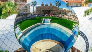 Monaco, Monaco Ville - 2 Mart 2016: Paralaks geçiş slayt gösterisi, benim fotoğraf ve timelapse video Monaco Monaco Prens'in Sarayı, kaya arka plan, güneşli bir gün, açık mavi gökyüzü, konumlar ile nöbet yürüyen.