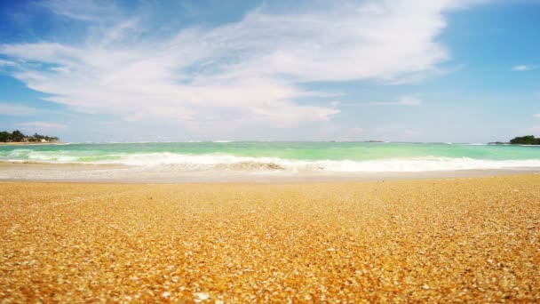 Ondas de lavado playa de arena — Vídeos de Stock