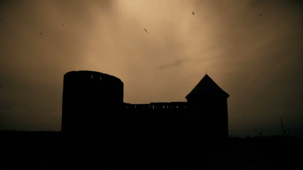 Zonsondergang over oude kasteel — Stockvideo