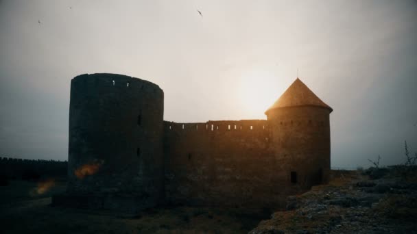 Закат над старым замком — стоковое видео