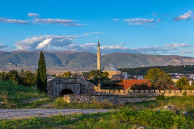 Mustafa Paşa 'nın Camii ve dağlık alanı Üsküp Kalesi, Üsküp, Kuzey Makedonya